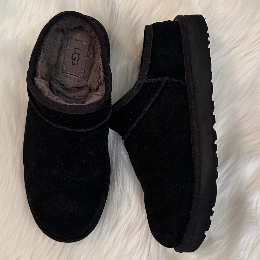 NWOT - UGG Women's Classic Slippers